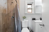 Airy Layout and Dedicated Parking Spot - Charming Whimsical Escape فنادق في Bayonne