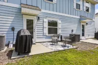 Spacious Townhouse with Pool Access and Entertainment - Beautiful Retreat Отели рядом с достопримечательностью «Blue Gravity»