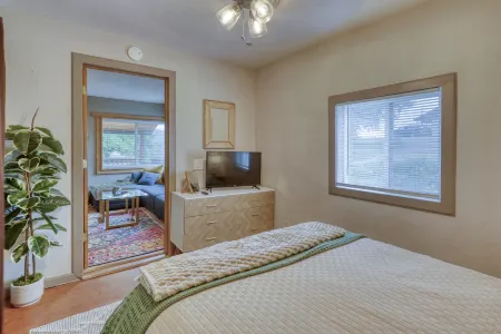 Relaxing Hot Tub and Enclosed Backyard Retreat - Charming Cottage