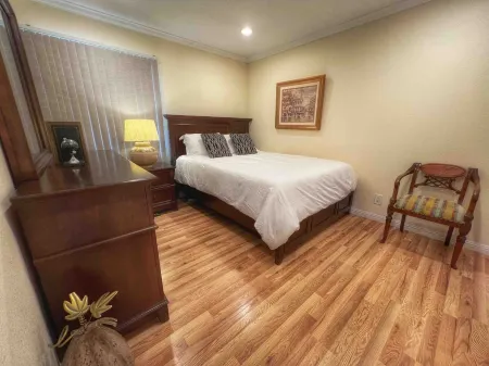 Cozy Retreat Near Beaches and Downtown - Charming San Diego Escape Отели рядом с достопримечательностью «Map and Atlas Museum of La Jolla»