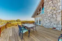 Lovely 2-story home with upper & lower decks, gorgeous lake & Hill Country views Hotels in Burnet