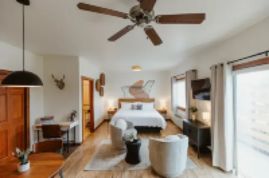 Modern Studio Suite with Kitchen and Smart Amenities - Chic Retreat