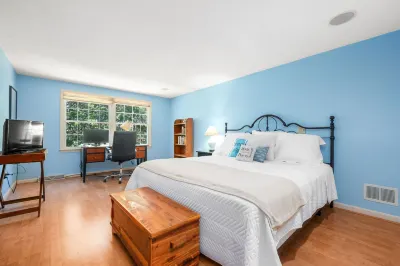 Stunning Outdoor Space and Relaxing Den - Charming Coastal Haven Hotel dekat Forest Beach Conservation Area