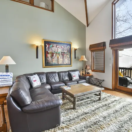 Updated Deer Valley Townhome, Balcony, Private Hot Tub, Nearby Trails for Hiking, Mountain Biking