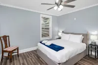 Cozy Duplex with Fast Wifi and in-Unit Laundry - Charming Retreat