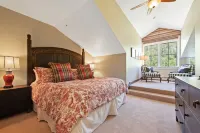 Elegant Design and Stunning Mountain Views - Luxurious Spacious Oasis