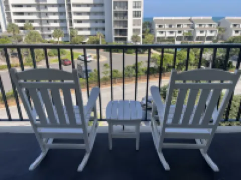 Private Balcony and Pool Views - Charming Coastal Escape 來特斯維海灘酒店