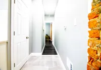 Modern Downtown Apartment - TV, Kitchen, Wifi, Essentials