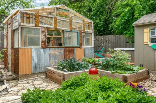 Private Hot Tub and Serene Garden Setting - Inviting Charming Oasis