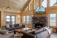 Hot Tub, Game Room and Scenic Views - Gorgeous Mountain Retreat