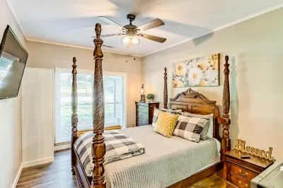 Modern suite in downtown Helen with WiFi & central ac - walk to attractions Hotels in Helen