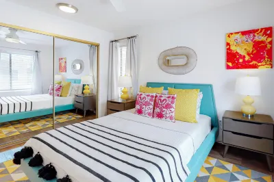 Colorful condo w/ a private balcony, gated entrance, shared pools, & hot tubs 미시온 플라자 쇼핑센터 주변 호텔