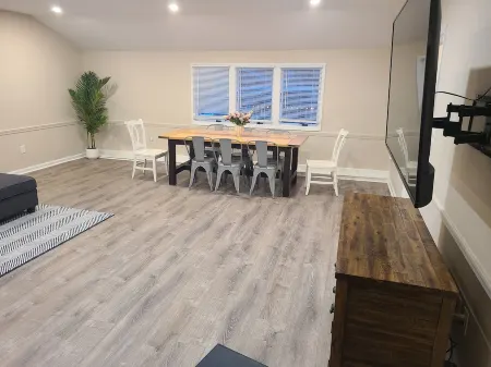 Downtown Marblehead 2brm/1.5bath w/ deck Отели в г. Марблхед