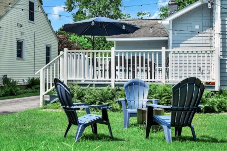 Charming Retreat with Private Backyard Oasis - Cozy and Inviting Escape