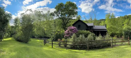 Charming cozy RIVERFRONT cottage on the Piney River. A little slice of heaven! Отели рядом с достопримечательностью «Lazy Days Winery»