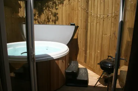 Snow Whites House - Farm Park Stay with Hot Tub Отели в г. Кросс Хандс