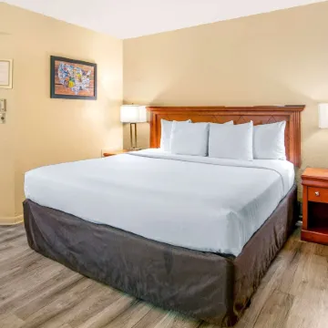 Econo Lodge Inn & Suites