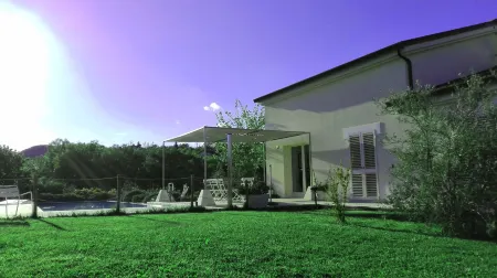 Hillside Villa with Swimming Pool and Jacuzzi - Frasassi Caves Отели в г. Фабриано