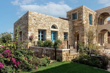 Arnaoon Village Отели в г. Enfeh