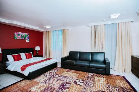 Mayfair Hotel Отели рядом с достопримечательностью «Остров Мбудья»