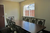 HomeTown Inn & Suites