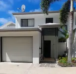 Boat Harbour Studio Apartments and Villas فنادق في Urangan
