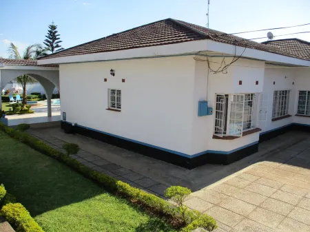 Blue Lagoon Lodge Blantyre Отели в г. Блантайр