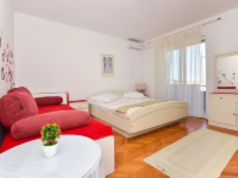 貝爾納達公寓酒店 Opcina Makarska酒店