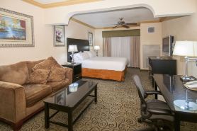 Holiday Inn Express & Suites Bakersfield Central