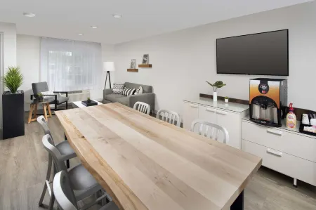 WoodSpring Suites Seattle Redmond Отели рядом с достопримечательностью «Microsoft Building 88»