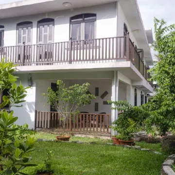 R&G Justlikehome Apartment 1 with Blue Sofa Set and Apartment 2 with Garden View with Brown Sofa Set