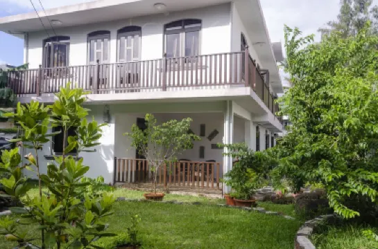 R&G Justlikehome Apartment 1 with Blue Sofa Set and Apartment 2 with Garden View with Brown Sofa Set Các khách sạn gần Mauritius Standards Bureau