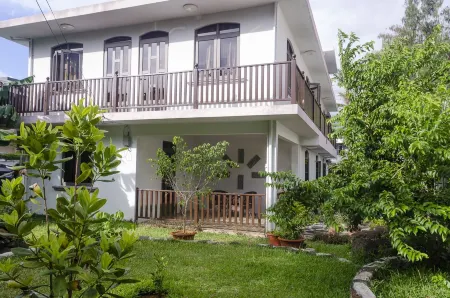 R&G Justlikehome Apartment 1 with Blue Sofa Set and Apartment 2 with Garden View with Brown Sofa Set Отели рядом с достопримечательностью «Mauritius Standards Bureau»