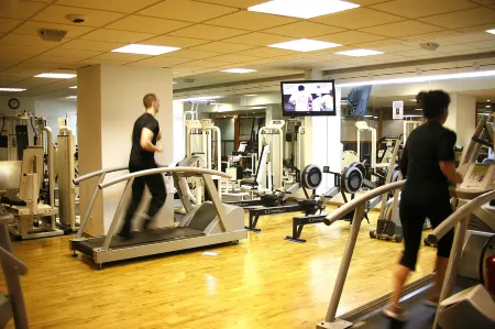 Résidence Pierre & Vacances Premium les Chalets du Forum Отели рядом с достопримечательностью «Moncler»