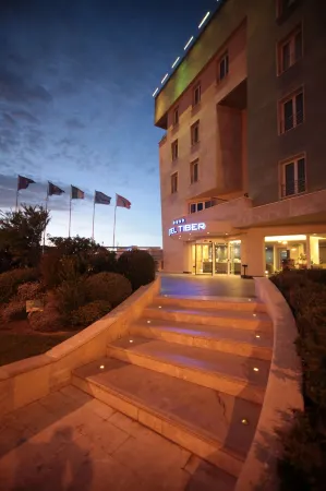 Hotel Tiber Отели в г. Фьюмичино