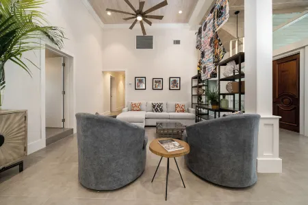 Orchid House Отели рядом с достопримечательностью «Pirates of Nassau»