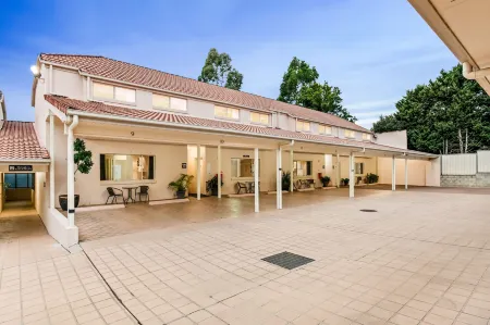 Villa Nova Motel Отели рядом с достопримечательностью «St Luke's Anglican Church»