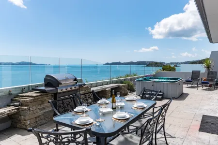 Blue Pacific Apartments Отели рядом с достопримечательностью «Hole In The Rock Dolphin Cruise»