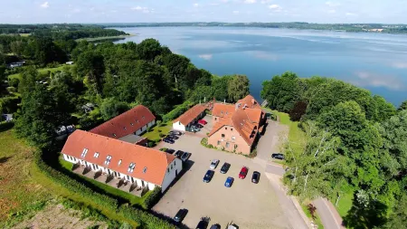 Seehotel Heidehof Отели в г. Блуменхольц