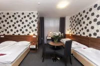 Arkada Hotel Hotels in Slavkov und Brna