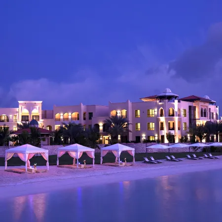 Shangri-La Hotel Apartments Qaryat Al Beri Отели рядом с достопримечательностью «Торговый центр Mazyad»