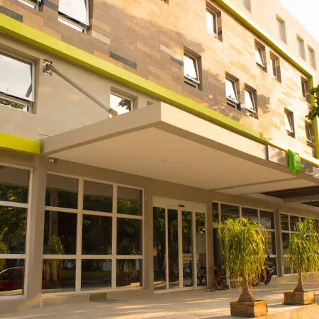 Golden Tulip Guarujá - Antigo Delphin Surf Hotel Отели рядом с достопримечательностью «Пляж Энсеада»