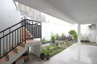 RedDoorz near Terminal Tirtonadi Hotel di Kecamatan Banjarsari
