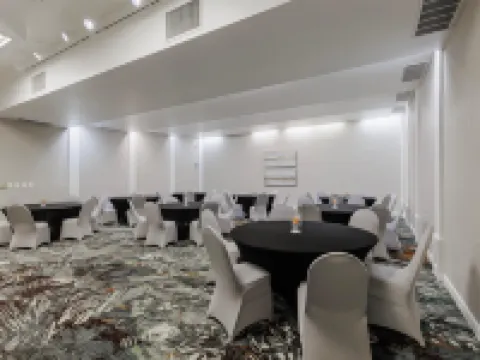 堪薩斯城機場橙木套房旅店 梅酒店