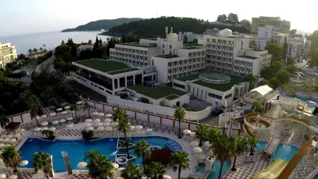 Mediteran Wellness & Spa, Congress Center Отели в г. Будва