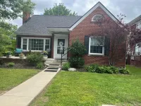 Spacious Home: Sleeps 9, Fire-Pit, Walk to Eku, Parks & Downtown, 2Miles to I-75