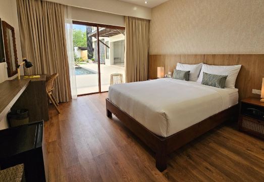 Lotus Resort 야간 온수 수영장