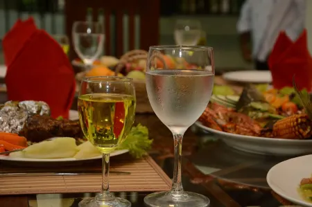 White Sand Beach Inn Отели рядом с достопримечательностью «Нилавели Бич»