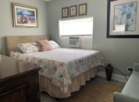 Mango Beach Retreat Hotels near Lake Worth Beach