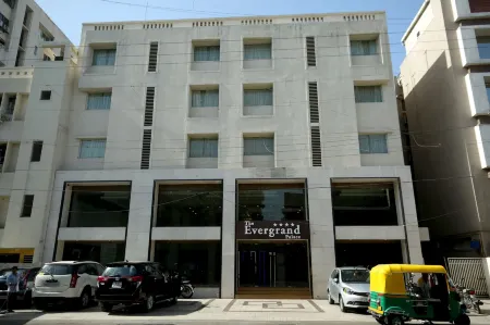 Hotel the Evergrand Palace Отели рядом с достопримечательностью «ISKCON Rajkot, Sri Sri Radha Neelmadhav Dham»